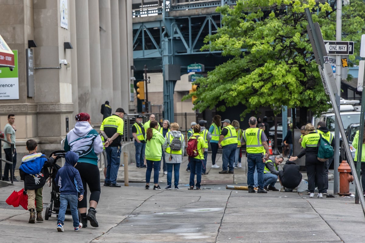 Outreach workers speaking to someone on the streer