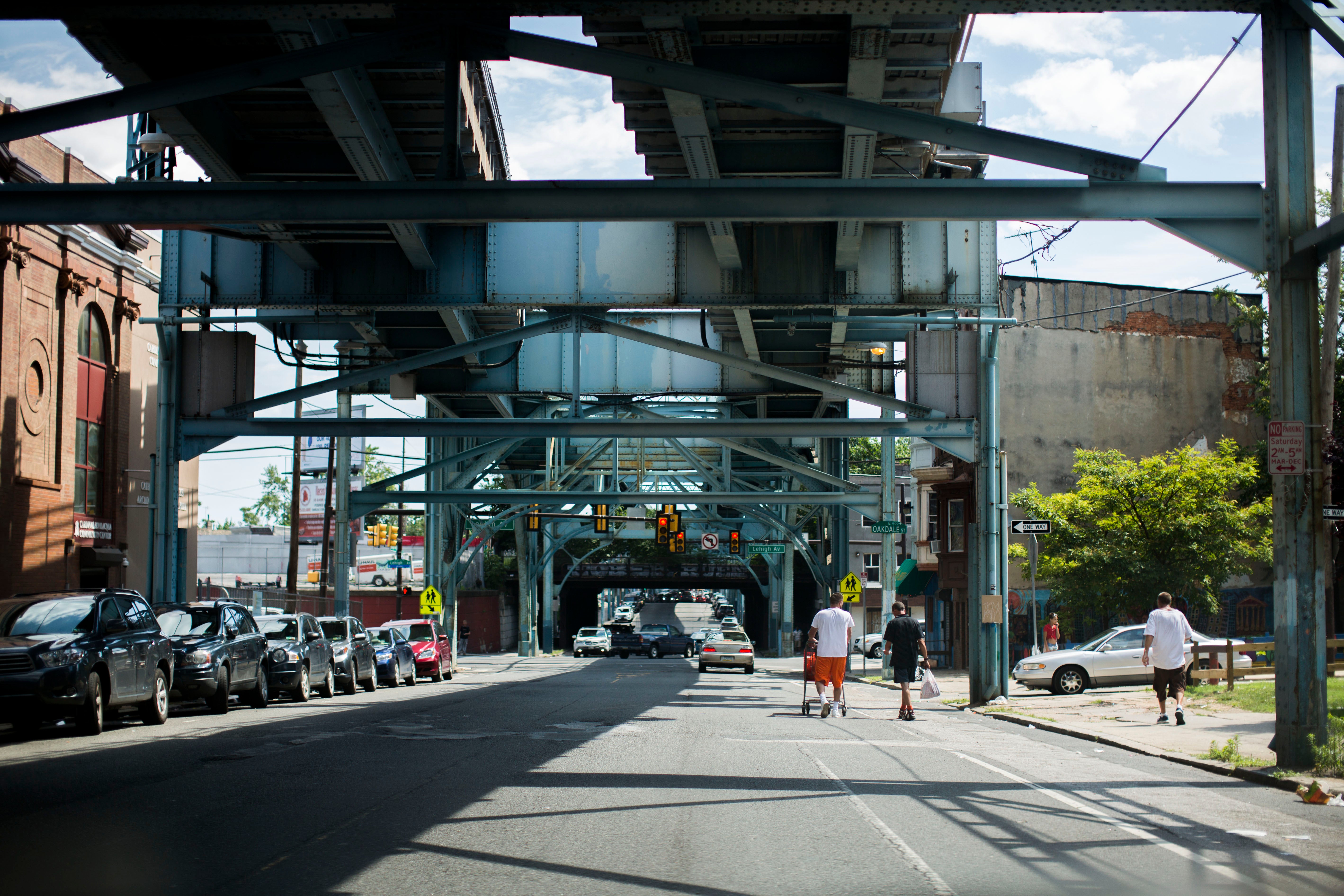 The tracks of Philadelphia’s Market-Frankford El train run above Front Street through Kensington. (Jessica Kourkounis/For Keystone Crossroads)