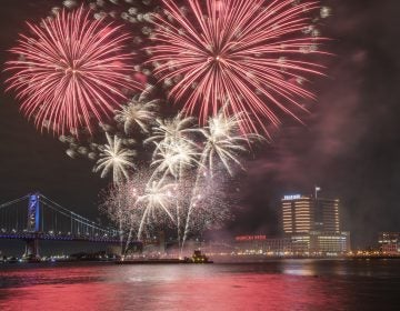 Fireworks are launched from a barge in the Delaware River as seen from Penns Landing.(Jonathan Wilson for 澳洲幸运8开奖官网开奖)